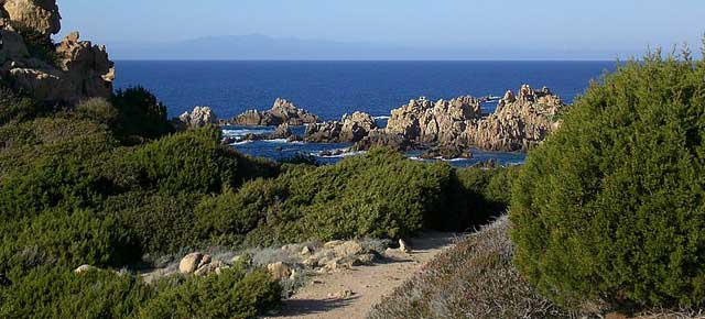 (Costa Paradiso, foto di Gianni Careddu, da Wikimedia Commons)